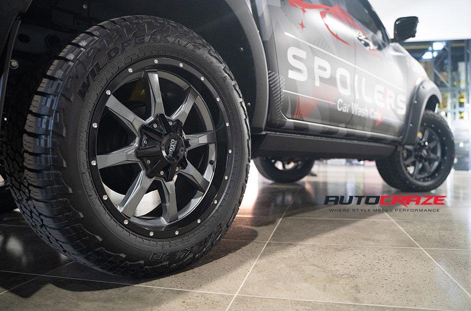 NISSAN NAVARA MO970 GLOSS GREY CENTRE WITH BLACK LIP
